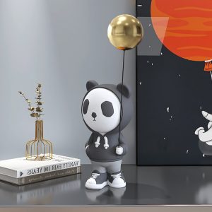 Tượng gấu panda cầm bóng để bàn phòng khách