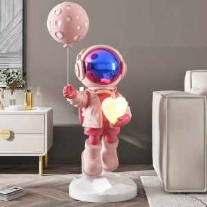 Tượng phi hành gia ôm bóng trái tim để sàn phòng khách
