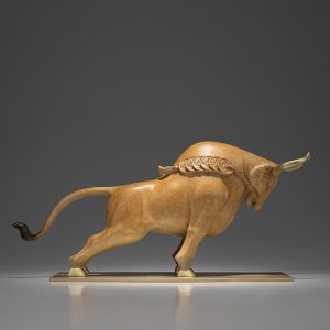 Tượng bò tót ngậm tiền vàng bằng đồng