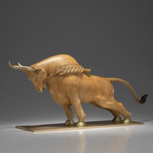 Tượng bò tót ngậm tiền vàng bằng đồng