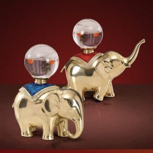 Tượng voi cõng quả cầu pha lê đáng yêu
