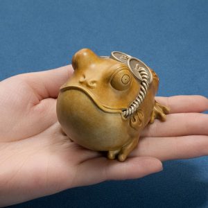 Cóc thiềm thừ trên bàn thờ thần tài