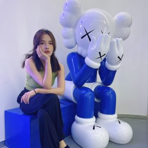 Mô hình gấu Kaws che mặt CD968