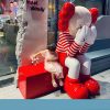 Mô hình gấu Kaws che mặt CD968