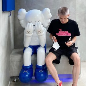 Mô hình gấu Kaws che mặt CD968